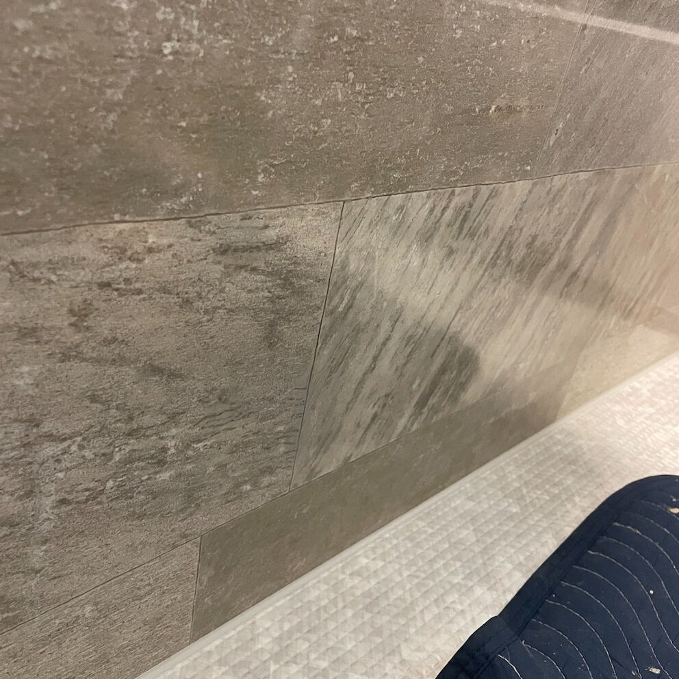 🛁設備を外したら、壁に穴が…
